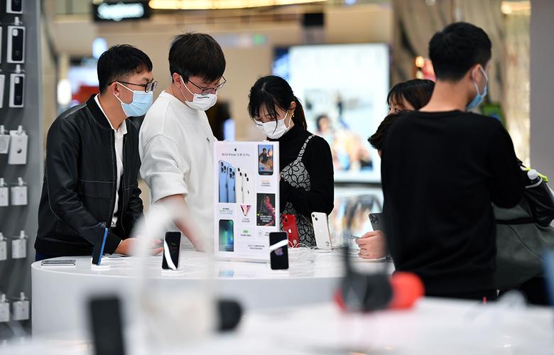 1月3日,顾客在海控全球精品(海口)免税城选购电子产品